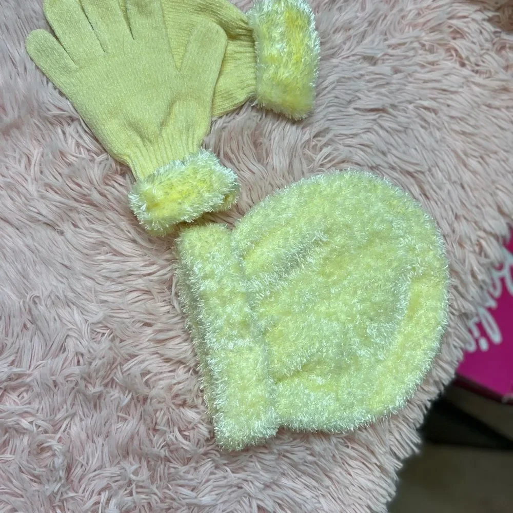 Beanie and gloves yellow